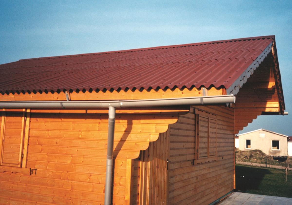 Drvena kućica sa crvenim Onduline Base pločama